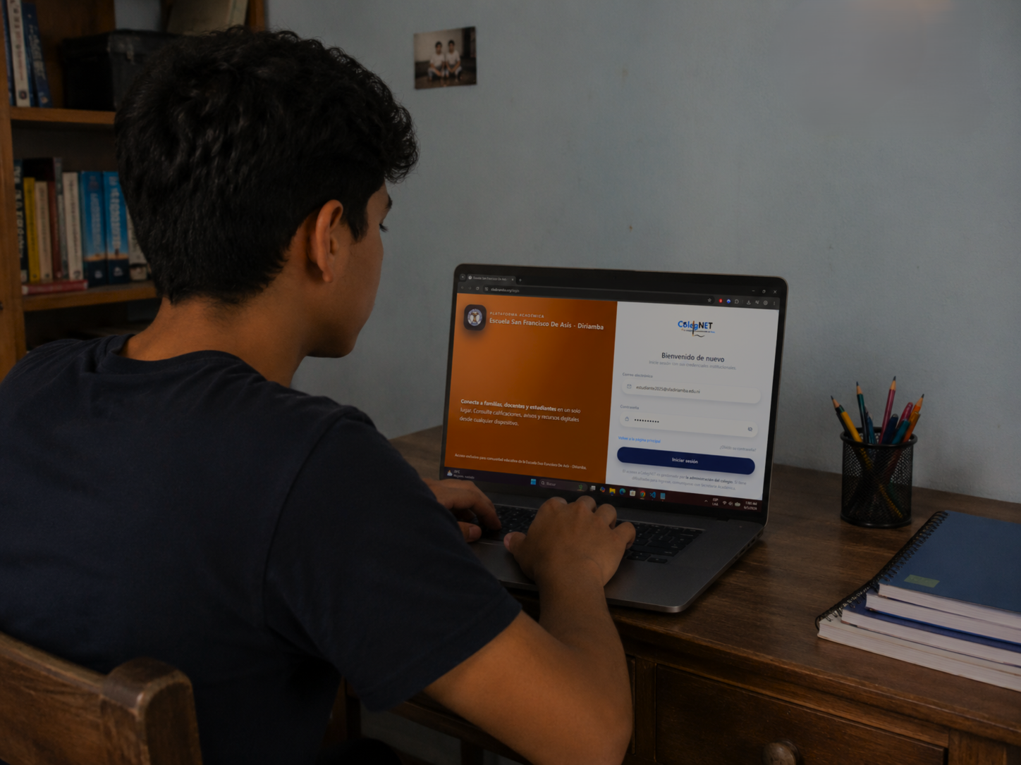Estudiante utilizando la plataforma ColegNET